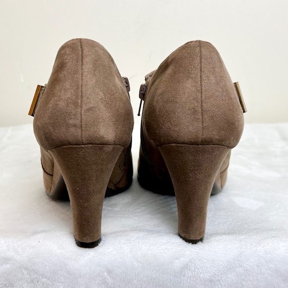AEROSOLES TAN COMFORT SUEDE ALMOND TOE HIGH HEEL SIDE ZIP ANKLE BOOTIE SZ 9M - Picture 4 of 10